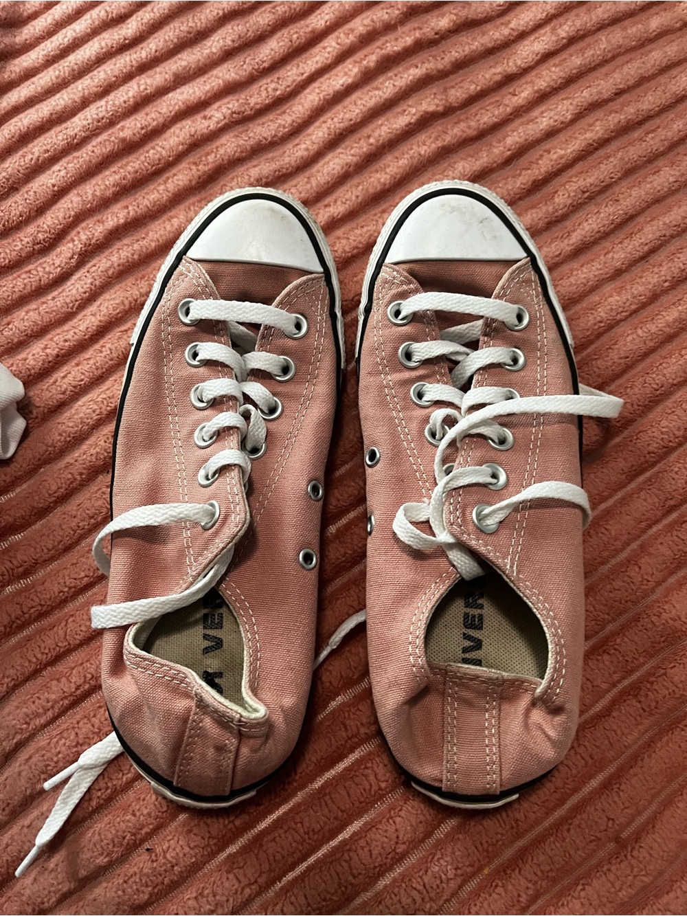 Converse Low-Top Sneakers in Dusty Rose and White